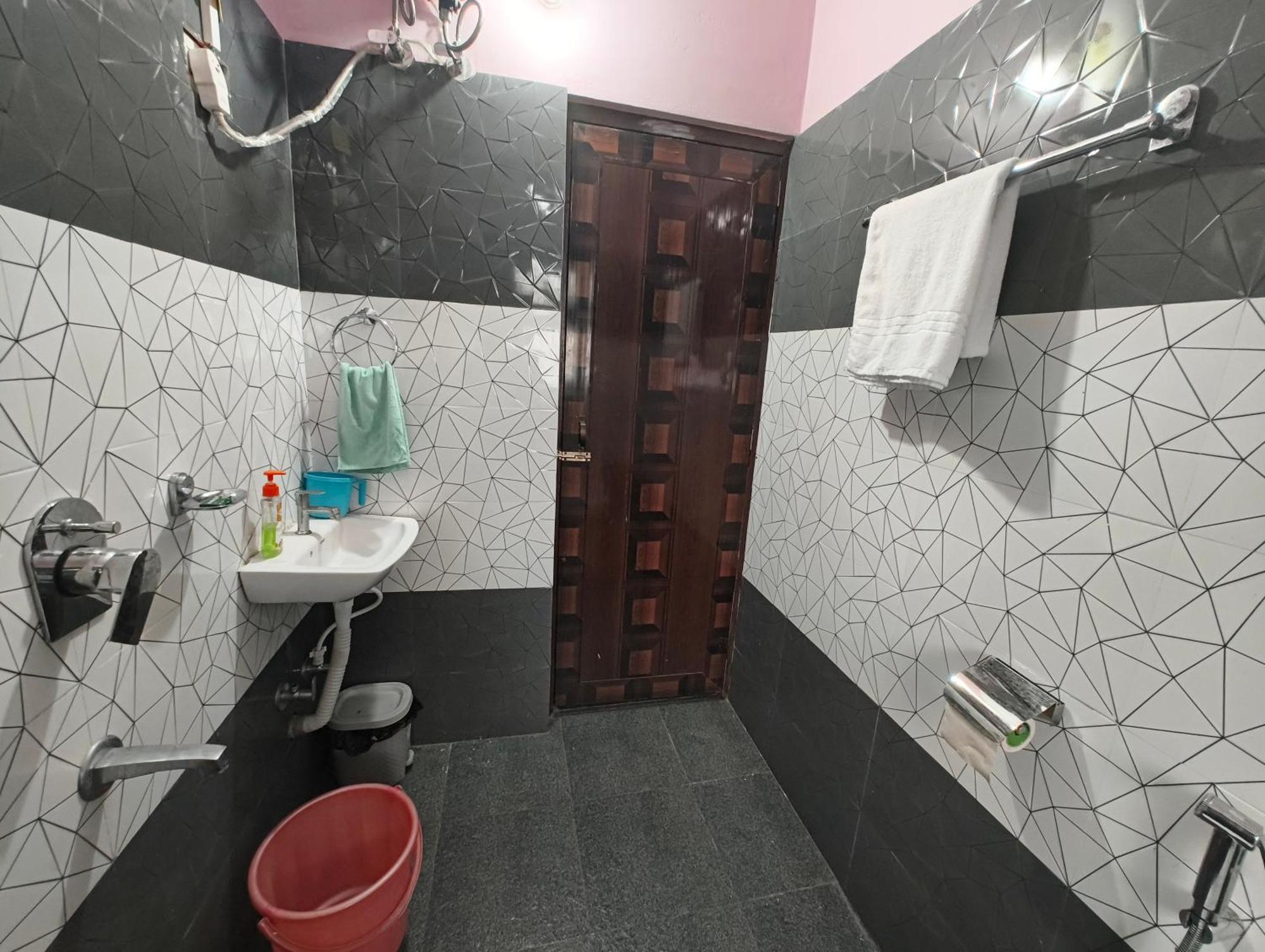 Anjali Homestay - 10 Mins From Airport Силигури Екстериор снимка